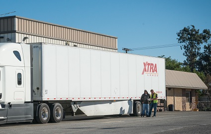 Driver returning an XTRA Lease trailer and talking to XTRA Lease Ops Manager