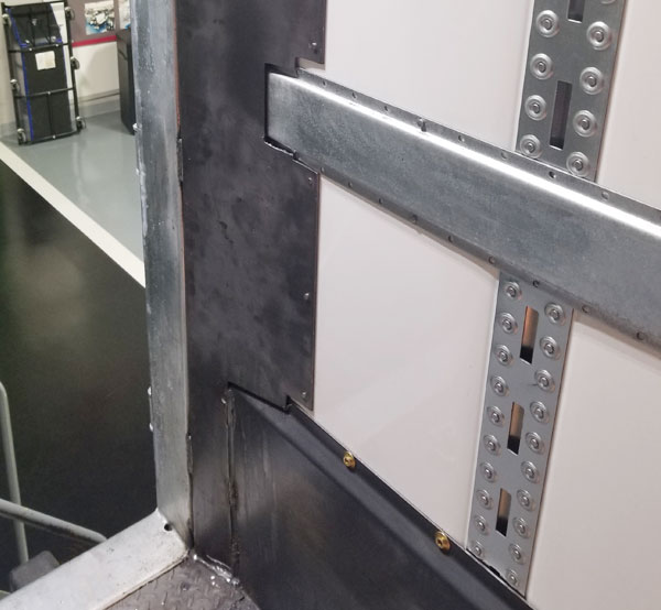 Pallet-guide 55" pallet guide for rear door post protection